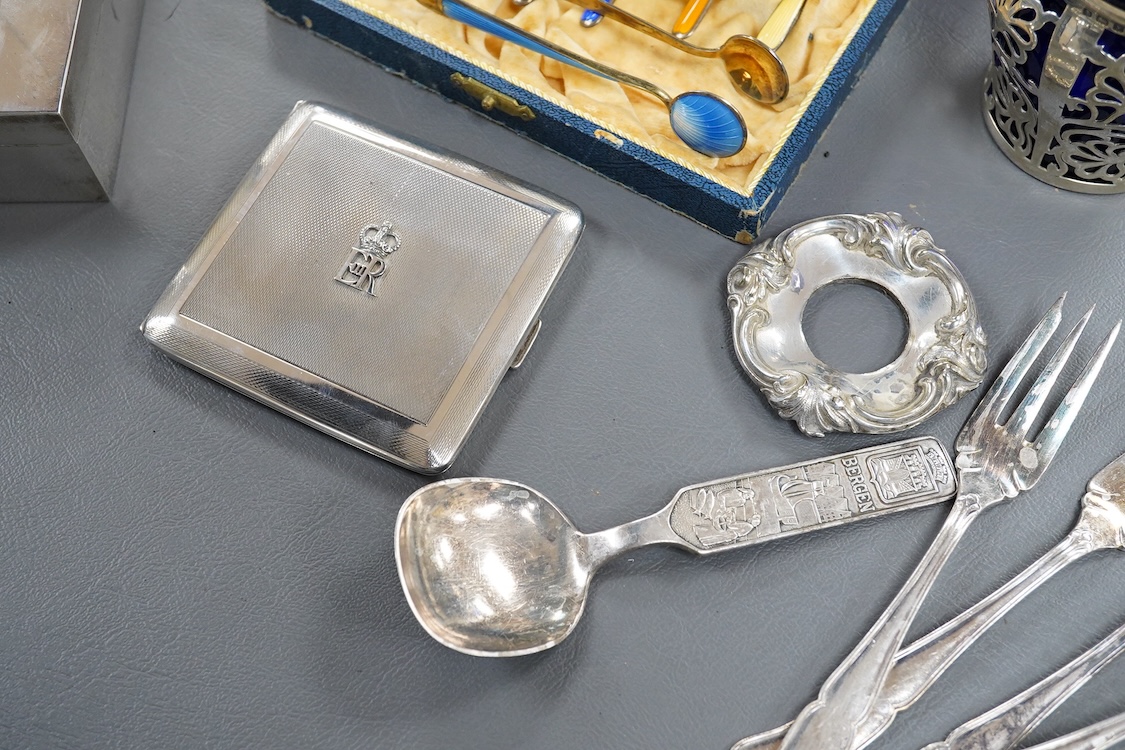 A modern silver mounted rectangular cigarette box, London, 1985, with engraved crest and motto, 15.5cm, together with a silver cigarette case, a George V pierced silver sugar basket with blue glass liner, a cased set of